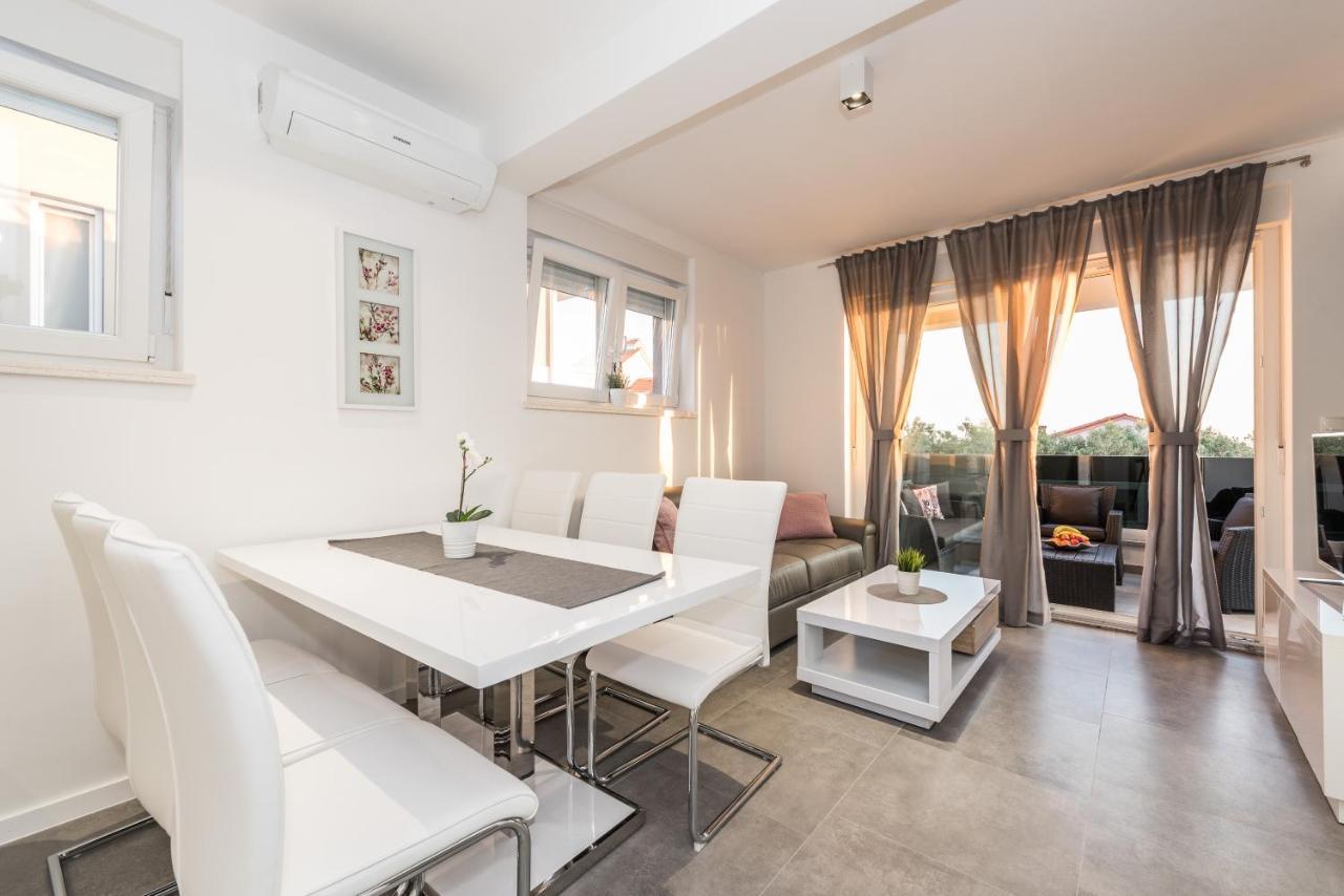Villa Magnifica Apartments With Pool Novalja Exterior photo
